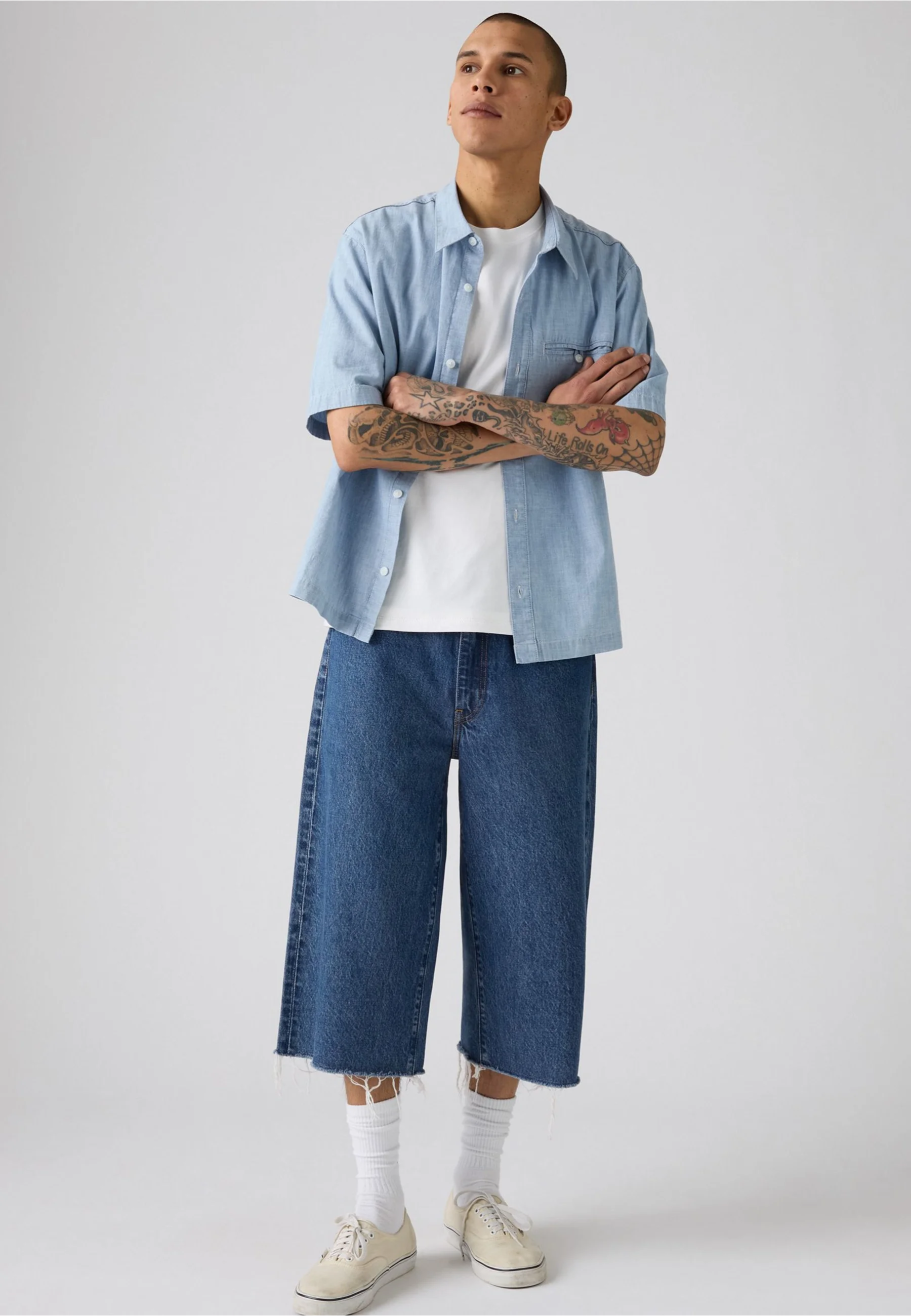 Образ с джинсовыми шортами Levi's 478 Baggy Capri Song Of The Year на летней прогулке 2026