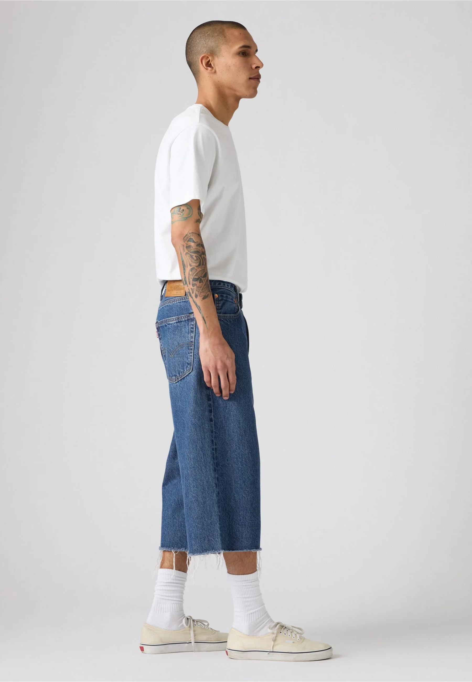 Образ с джинсовыми шортами Levi's 478 Baggy Capri Song Of The Year на летней прогулке 2026