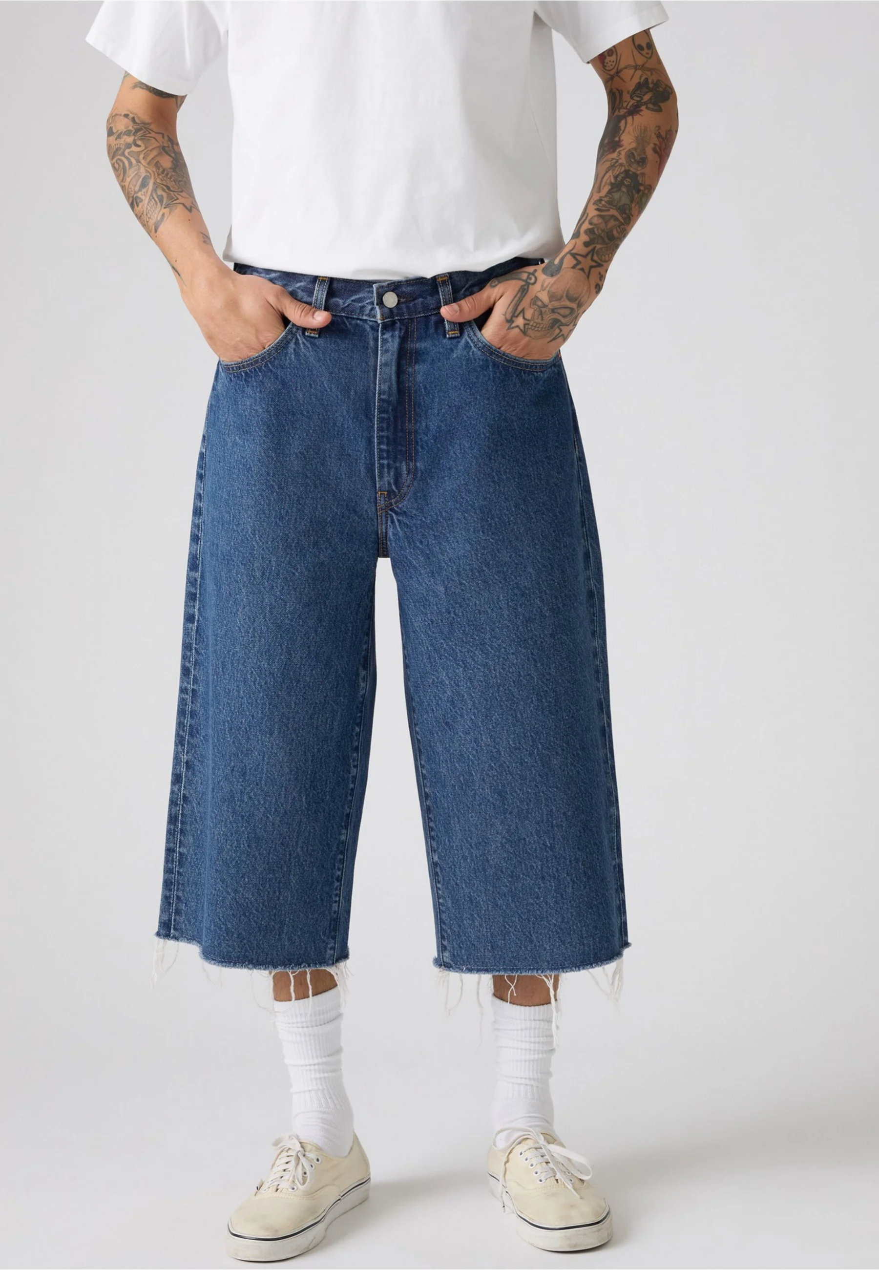 Образ с джинсовыми шортами Levi's 478 Baggy Capri Song Of The Year на летней прогулке 2026