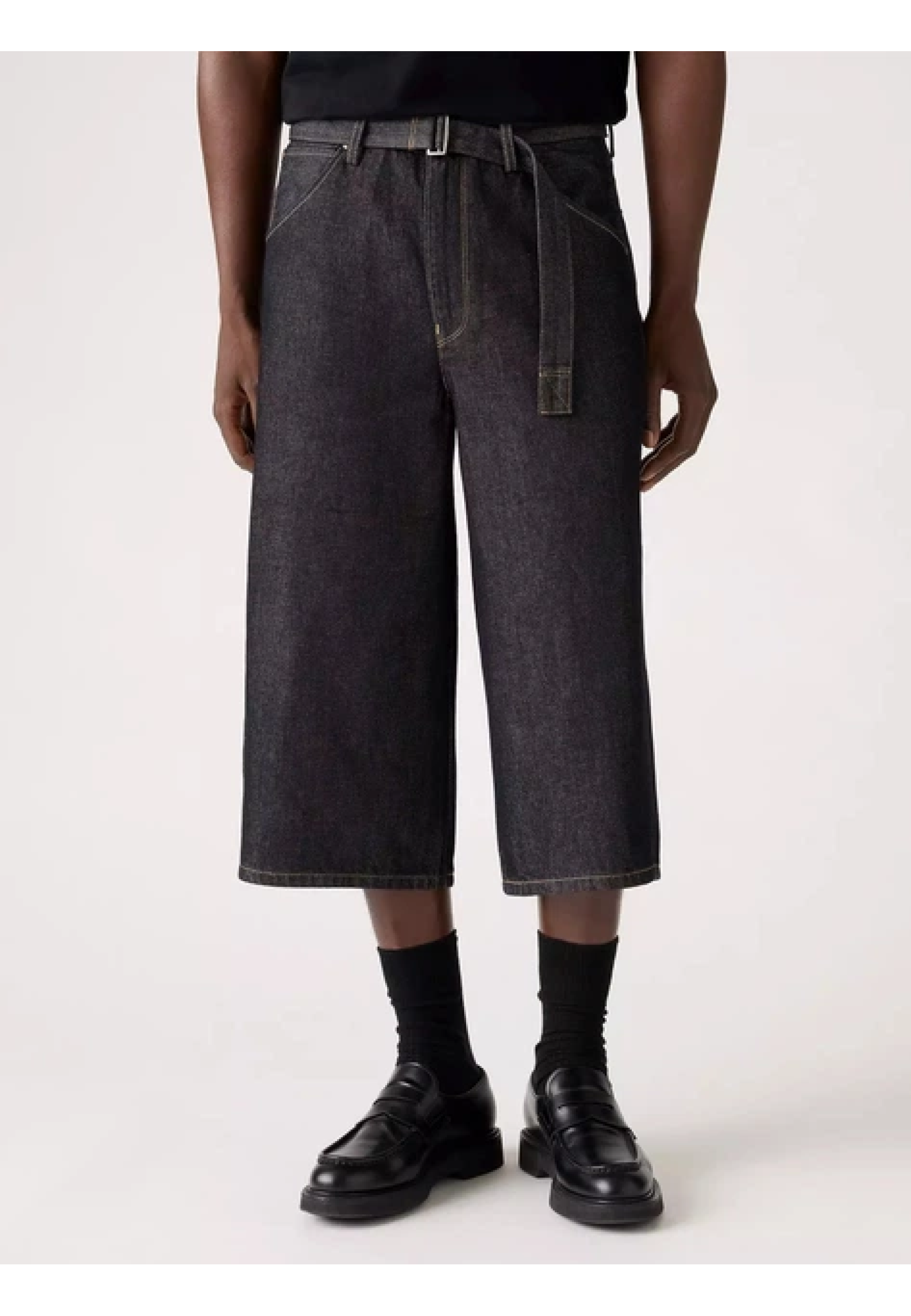 Образ с джинсовыми шортами Levi’s Twisted Baggy CAPRI Twist And Sew на летней прогулке 2026