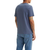 Мужчина в футболке Levi's Graphic Crewneck Tee Ssnl Core Vintage Indigo Blue с джинсами в повседневном образе 2026