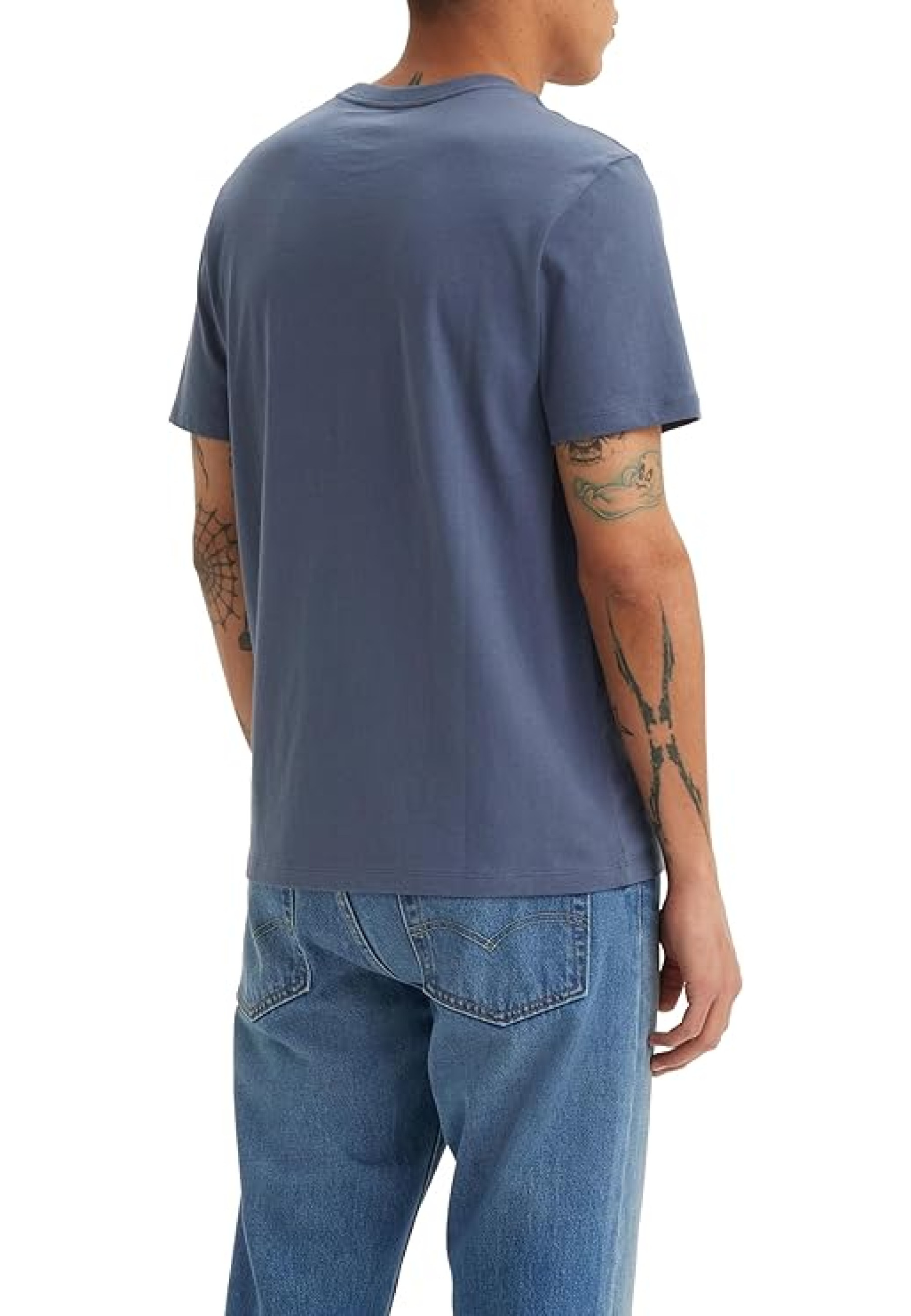 Мужчина в футболке Levi's Graphic Crewneck Tee Ssnl Core Vintage Indigo Blue с джинсами в повседневном образе 2026