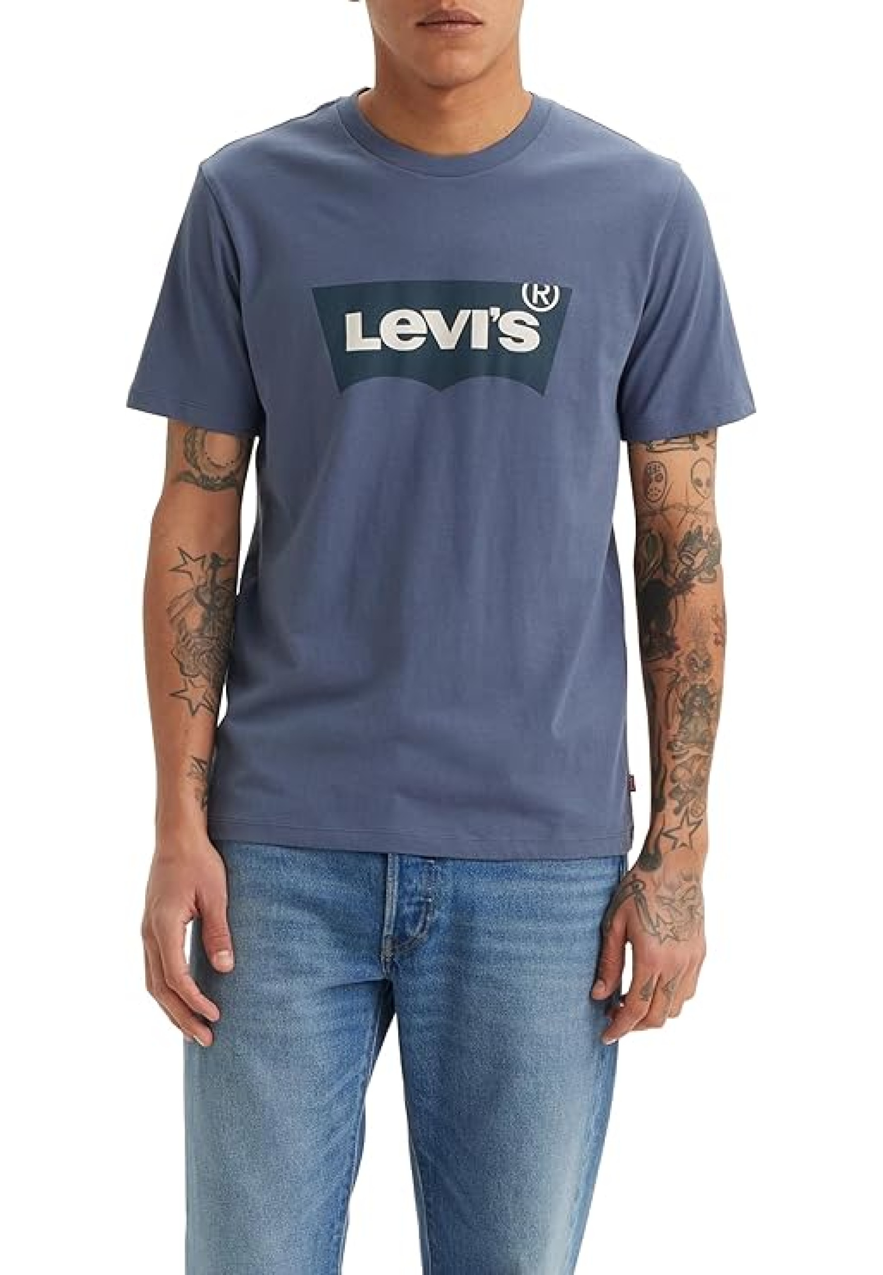 Мужчина в футболке Levi's Graphic Crewneck Tee Ssnl Core Vintage Indigo Blue с джинсами в повседневном образе 2026