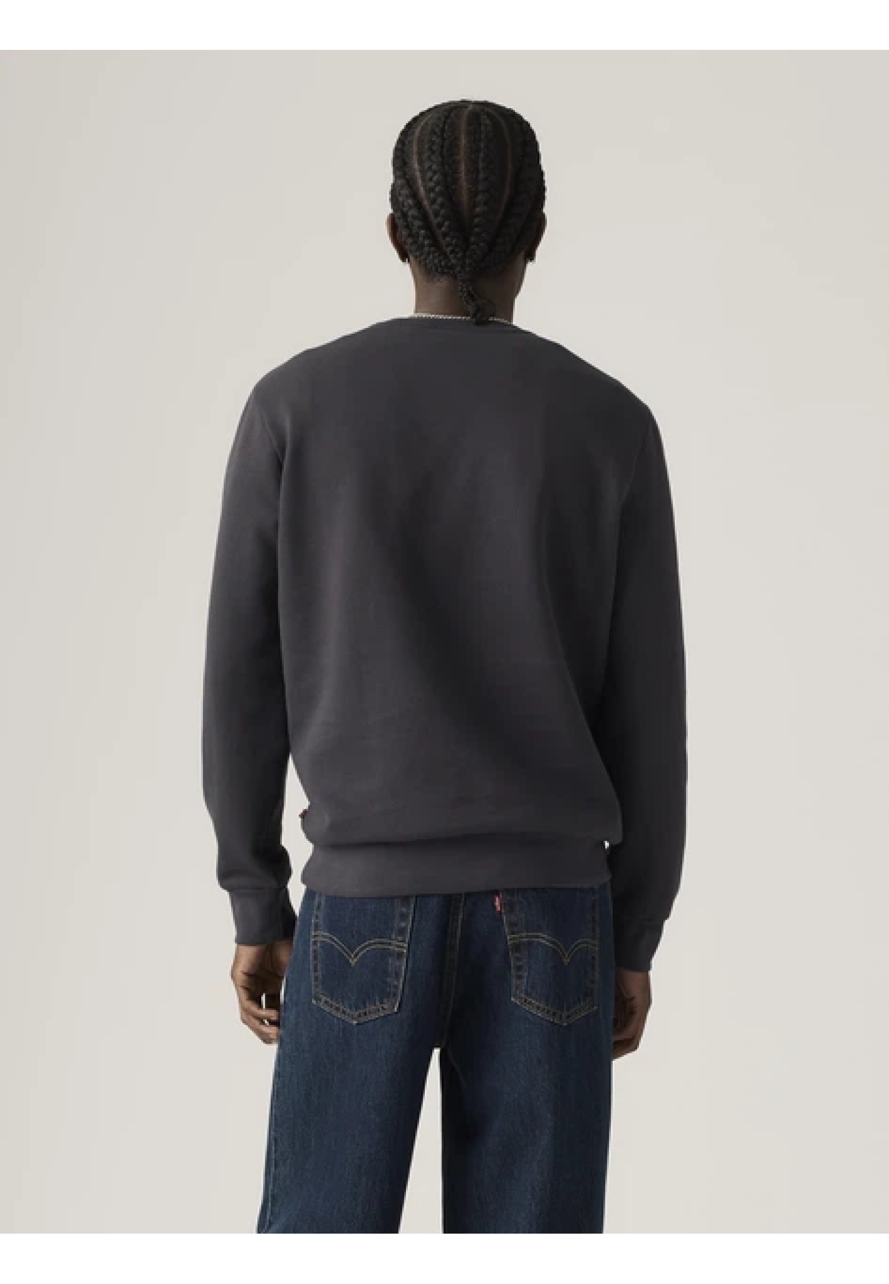 Чоловіча толстовка Levi's Standard Graphic Crewneck Bison Phantom Black у повсякденному образі