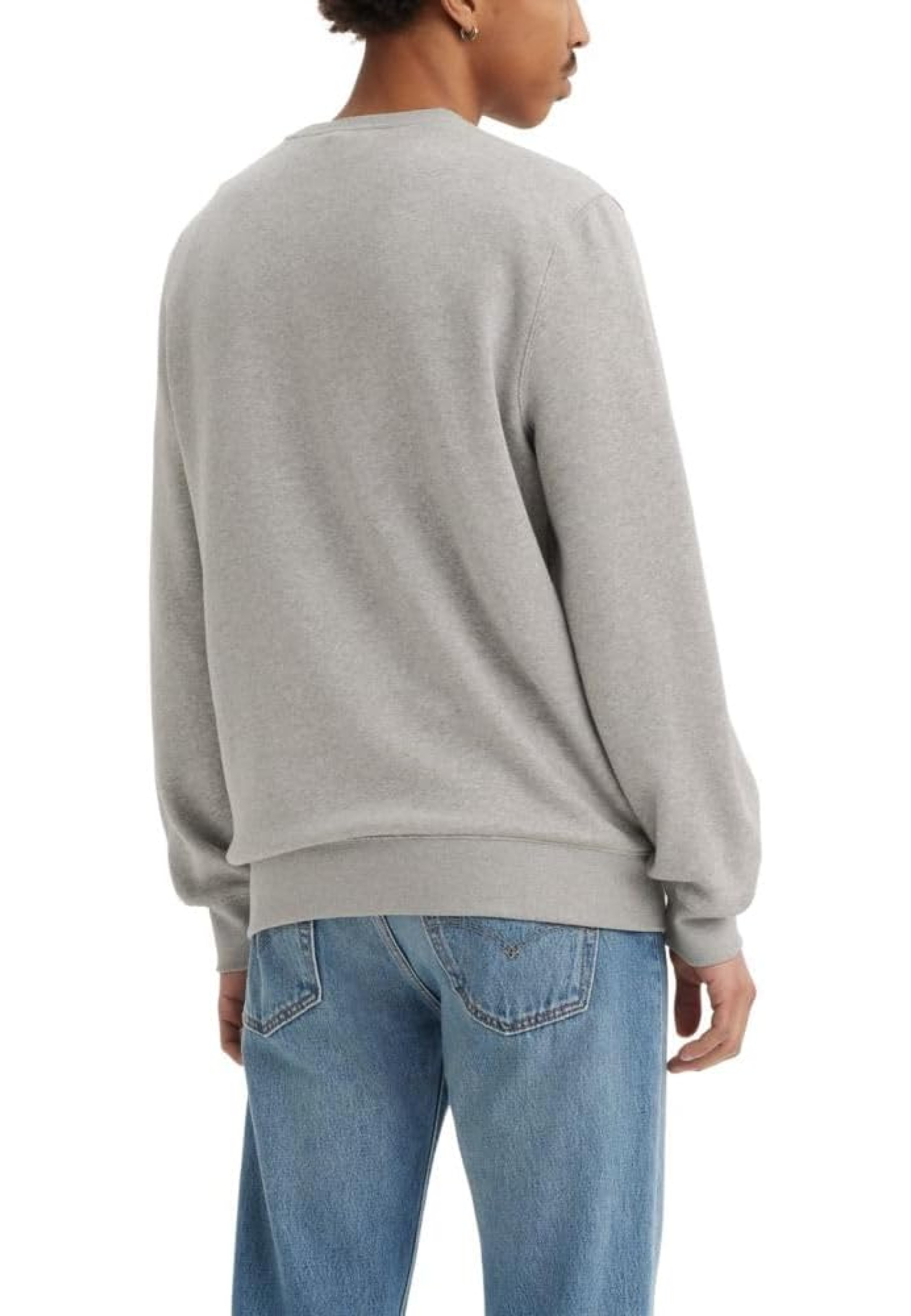 Чоловічий світшот Levi's Classic Housemark Crewneck Midtone Heather Grey Style #342570043 у шаруванні з джинсами для міського образу 2026
