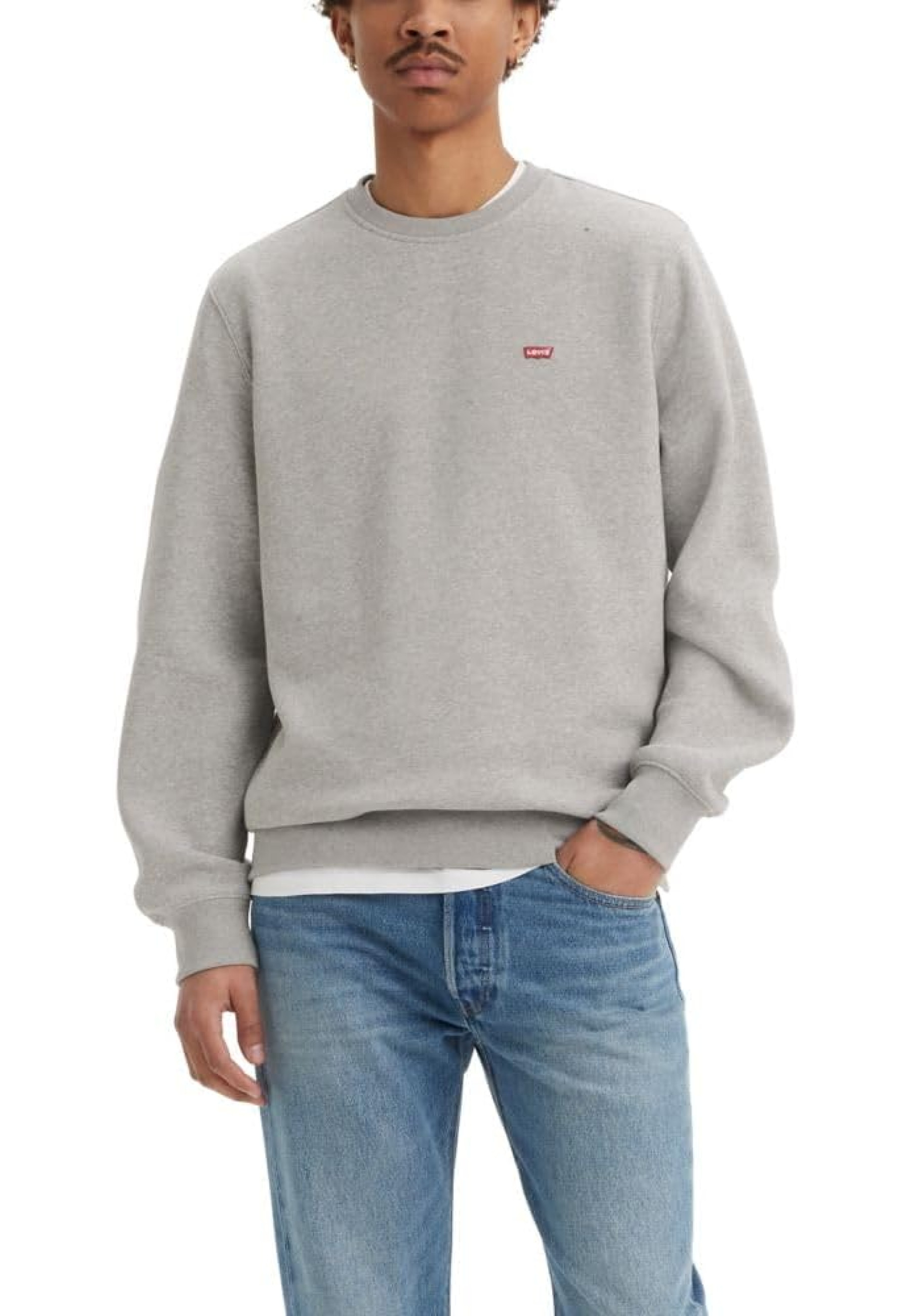 Чоловічий світшот Levi's Classic Housemark Crewneck Midtone Heather Grey Style #342570043 у шаруванні з джинсами для міського образу 2026