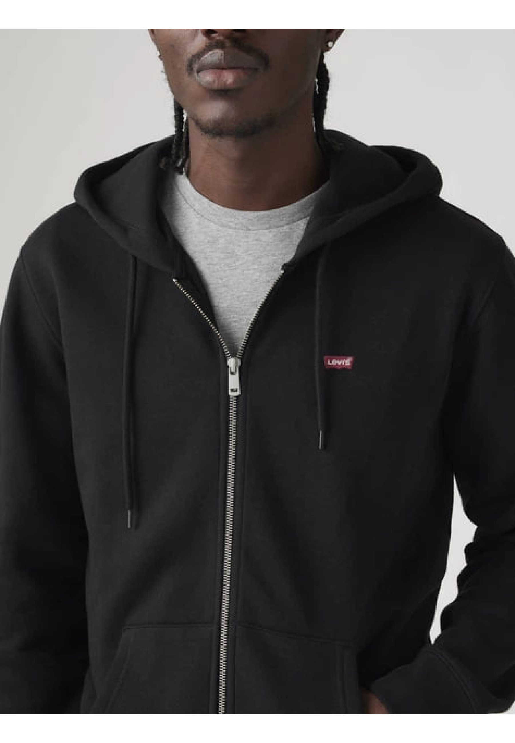 Чоловіча толстовка Levi's Zip-up Hoodie Mineral Black у повсякденному образі з джинсами