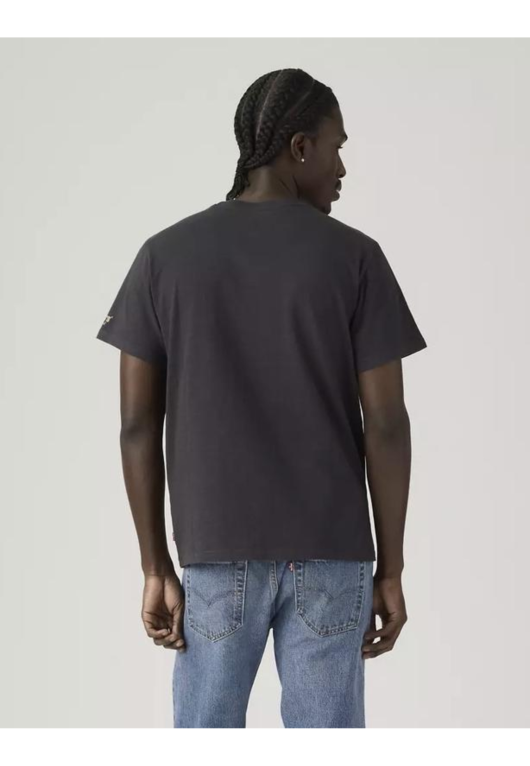 Levi's Relaxed Fit Short-sleeve Graphic T-shirt Black Style #161432181 у повсякденному образі з джинсами