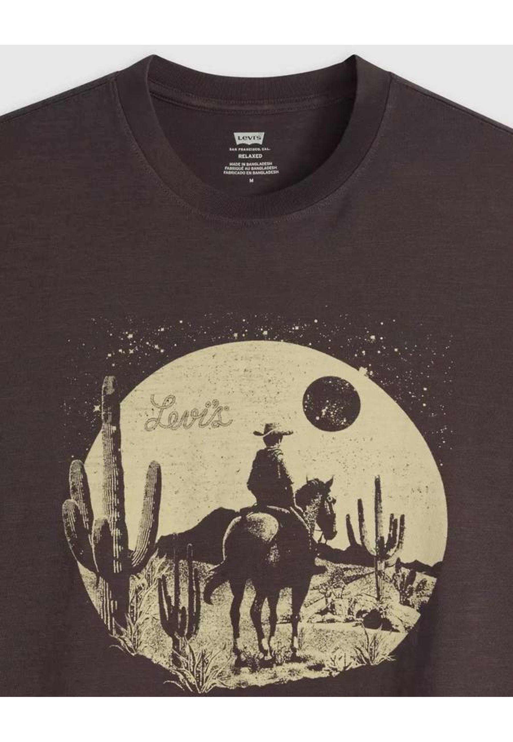 Levi's Relaxed Fit Short-sleeve Graphic T-shirt Black Style #161432181 у повсякденному образі з джинсами