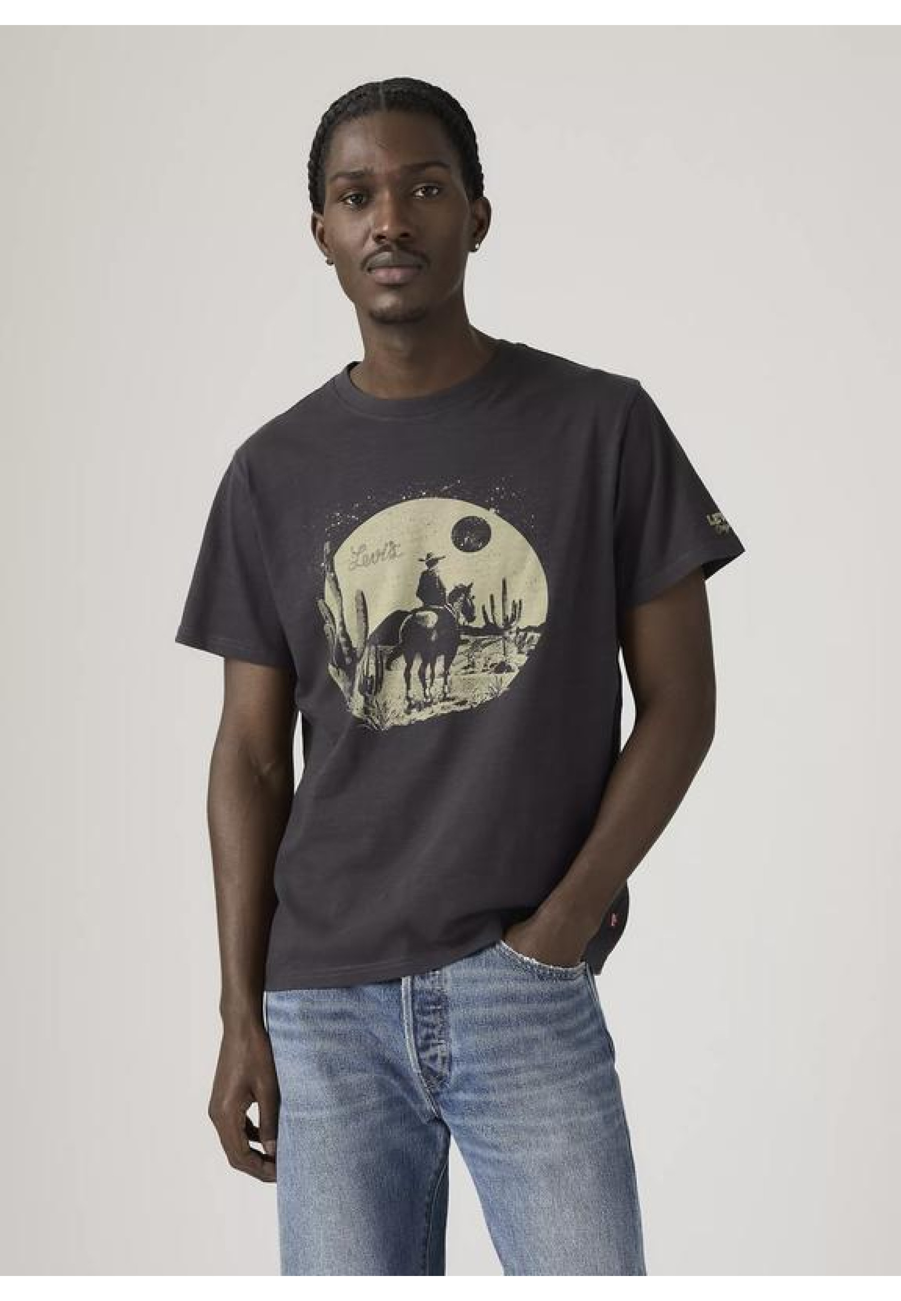 Levi's Relaxed Fit Short-sleeve Graphic T-shirt Black Style #161432181 у повсякденному образі з джинсами