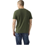 Чоловіча футболка Levi's Classic Pocket T-shirt Duffel Bag Green у повсякденному образі