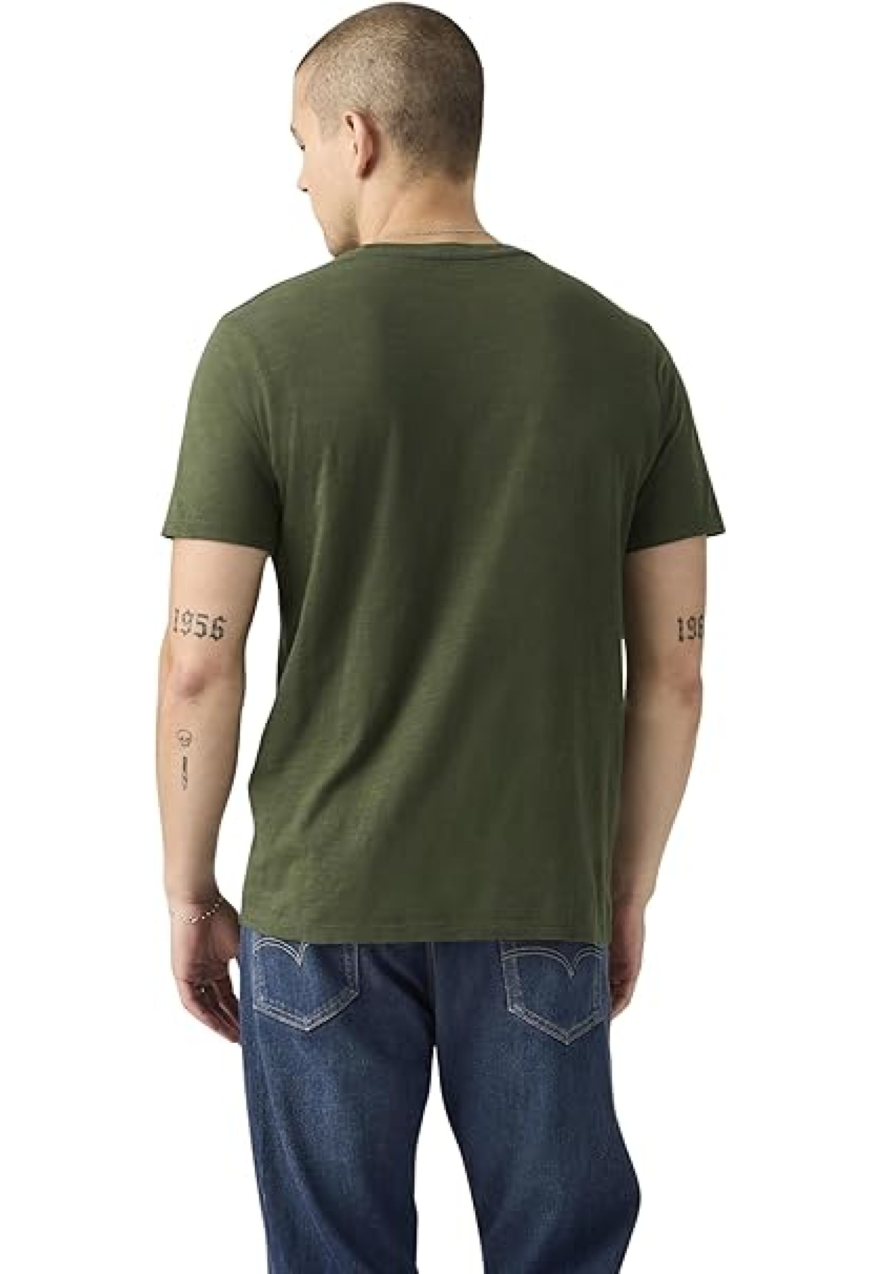 Чоловіча футболка Levi's Classic Pocket T-shirt Duffel Bag Green у повсякденному образі
