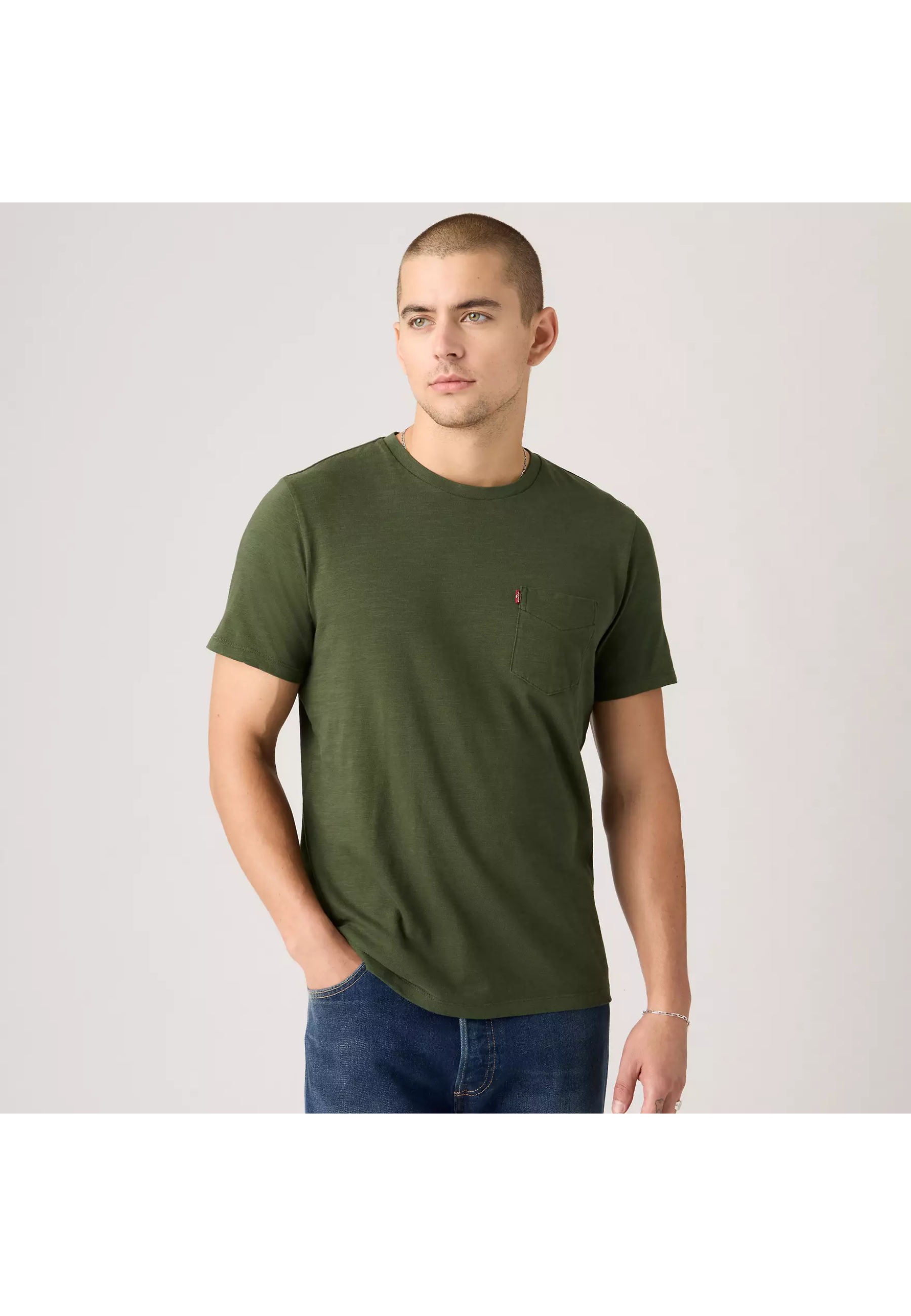 Чоловіча футболка Levi's Classic Pocket T-shirt Duffel Bag Green у повсякденному образі