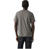 Чоловіча футболка Levi's Classic Pocket T-shirt Dark Heather Grey у повсякденному образі