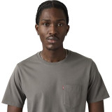 Чоловіча футболка Levi's Classic Pocket T-shirt Dark Heather Grey у повсякденному образі