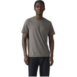 Чоловіча футболка Levi's Classic Pocket T-shirt Dark Heather Grey у повсякденному образі