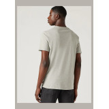 Чоловіча футболка Levi's Logo Classic T-shirt Grey у повсякденному образі з джинсами