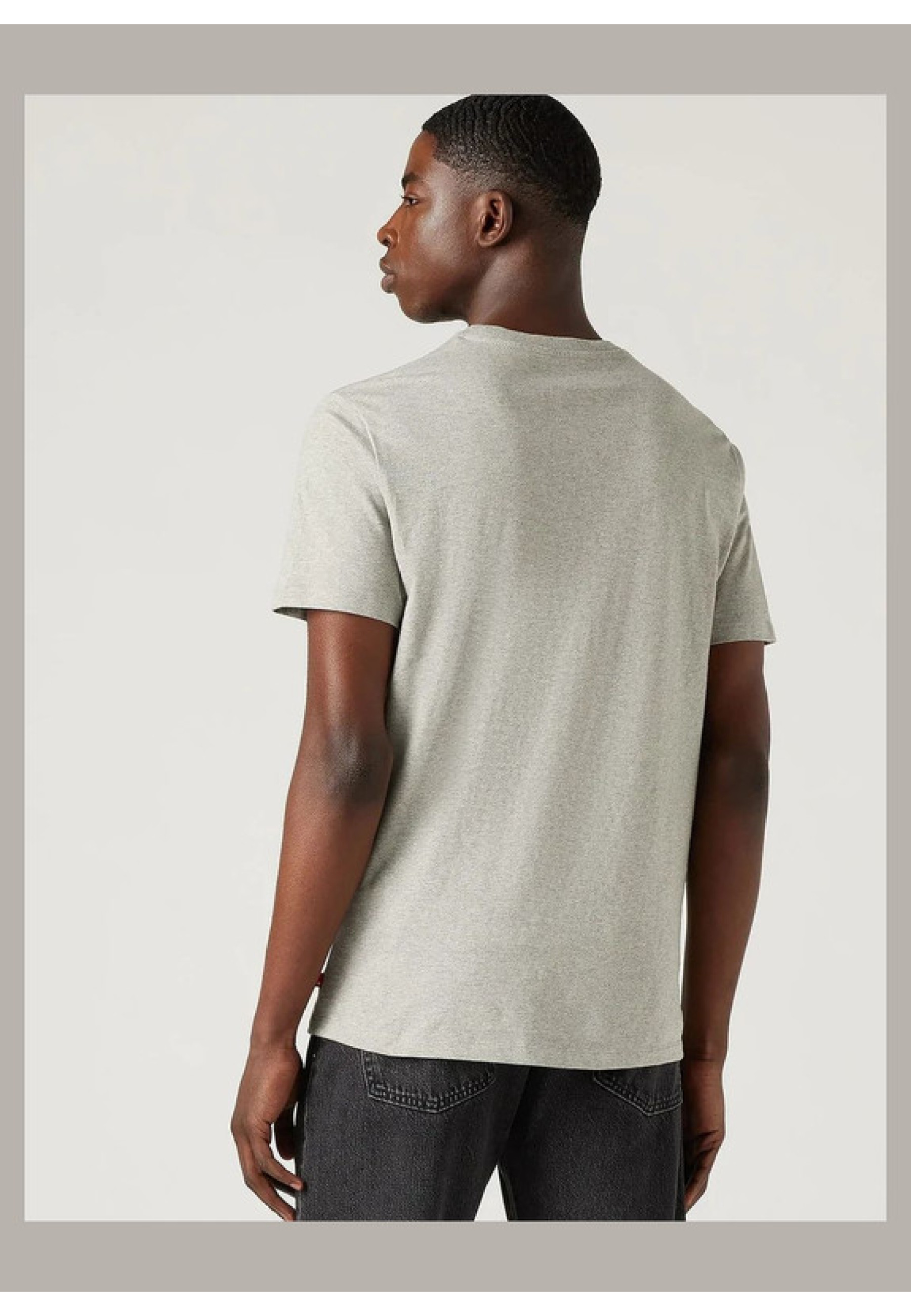 Чоловіча футболка Levi's Logo Classic T-shirt Grey у повсякденному образі з джинсами