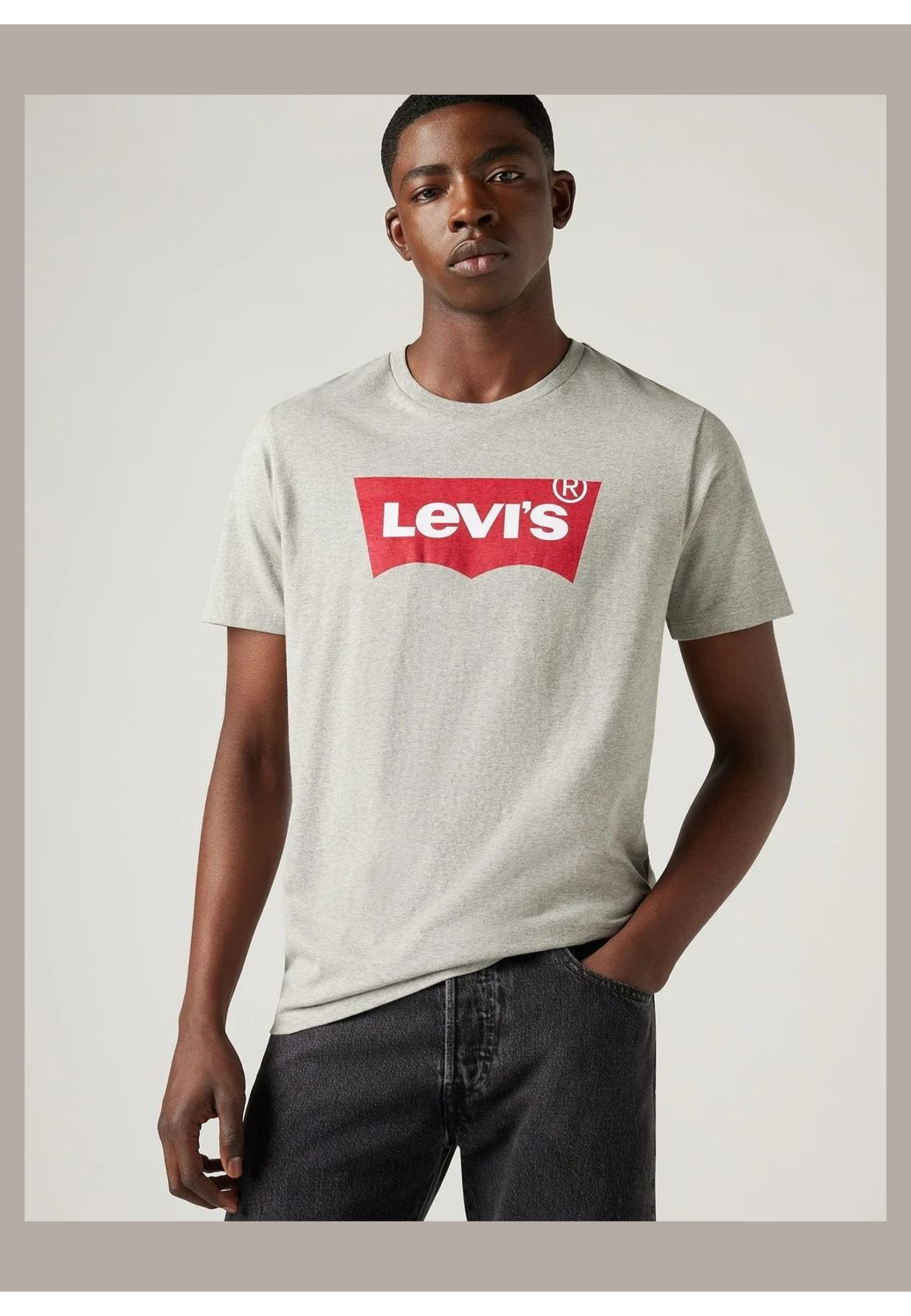 Чоловіча футболка Levi's Logo Classic T-shirt Grey у повсякденному образі з джинсами