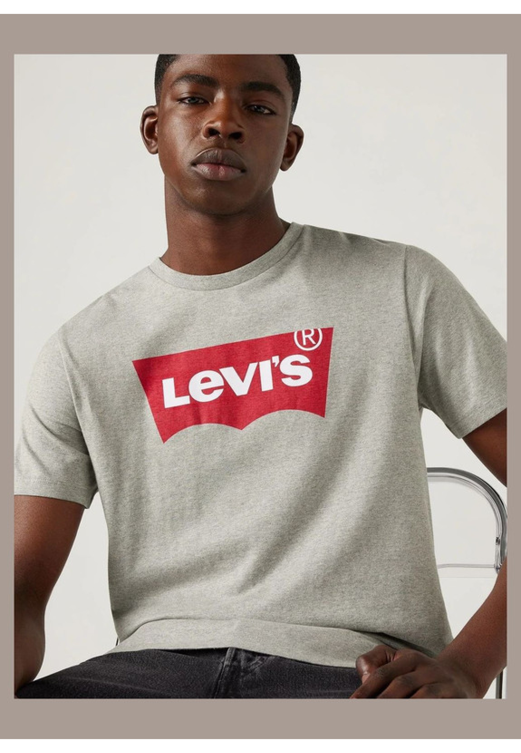 Чоловіча футболка Levi's Logo Classic T-shirt Grey у повсякденному образі з джинсами