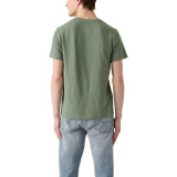 Чоловіча футболка Levi's Classic Pocket T-shirt Laurel Wreath Green у повсякденному образі