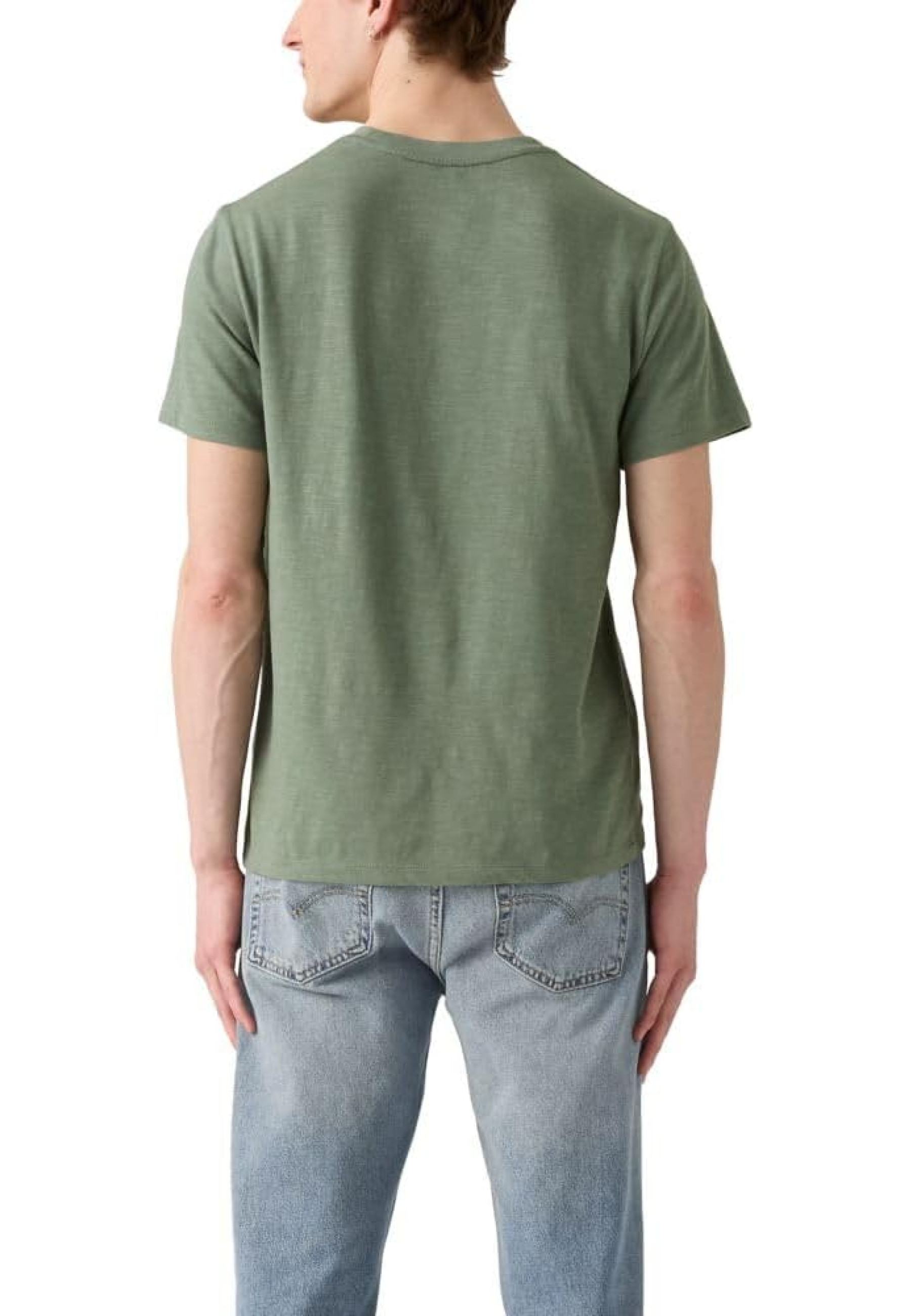 Чоловіча футболка Levi's Classic Pocket T-shirt Laurel Wreath Green у повсякденному образі