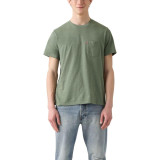 Чоловіча футболка Levi's Classic Pocket T-shirt Laurel Wreath Green у повсякденному образі