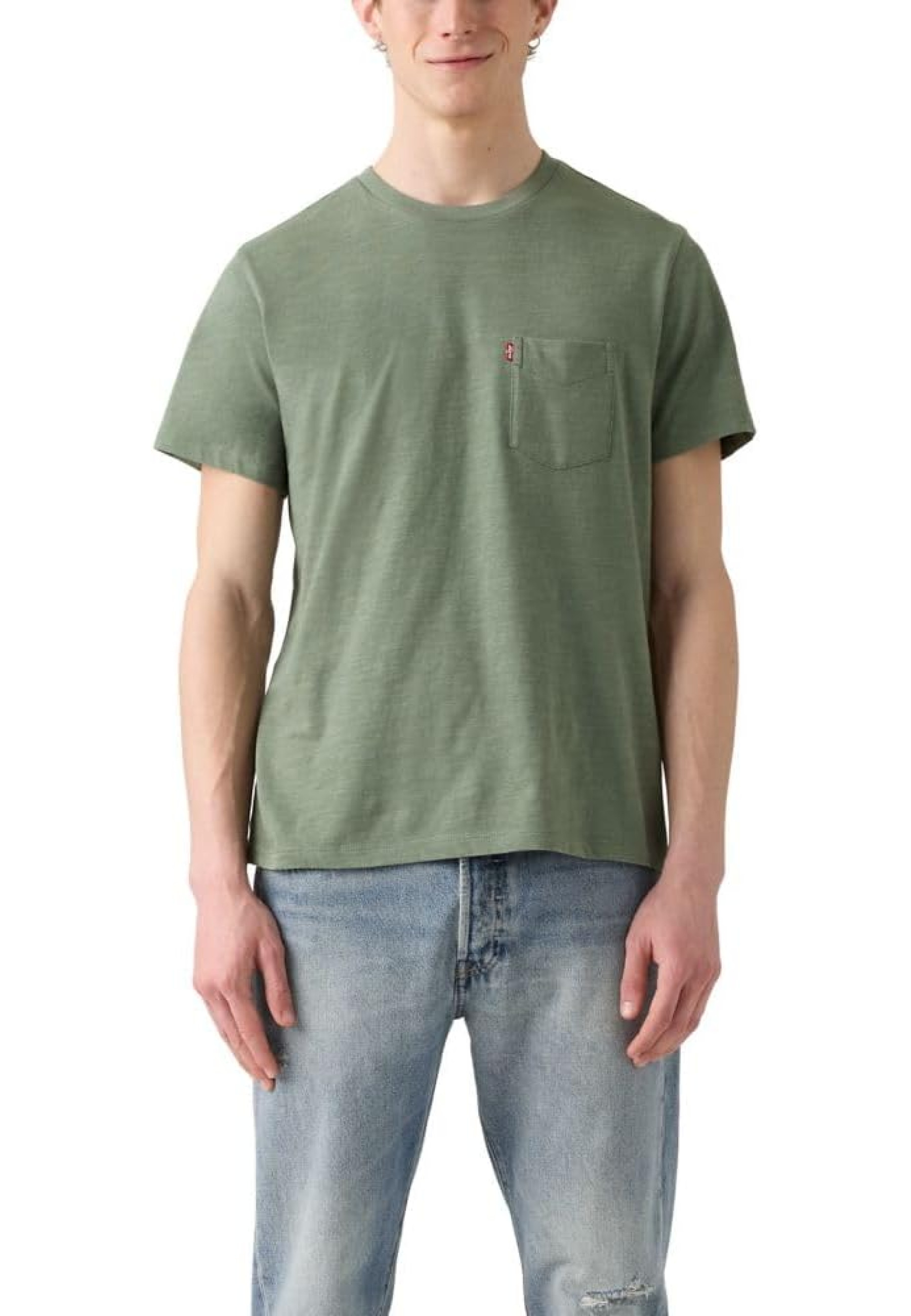 Чоловіча футболка Levi's Classic Pocket T-shirt Laurel Wreath Green у повсякденному образі