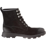 Чоловічі чоботи UGG Kirkson Fashion Boot Black Suede на моделі з джинсами великих розмірів 2026