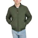Чоловіча куртка Levi's Diamond Quilted Bomber Jacket Olive у міському образі