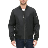 Чоловічий бомбер Levi's MA-1 Flight Satin Black Classic у міському образі