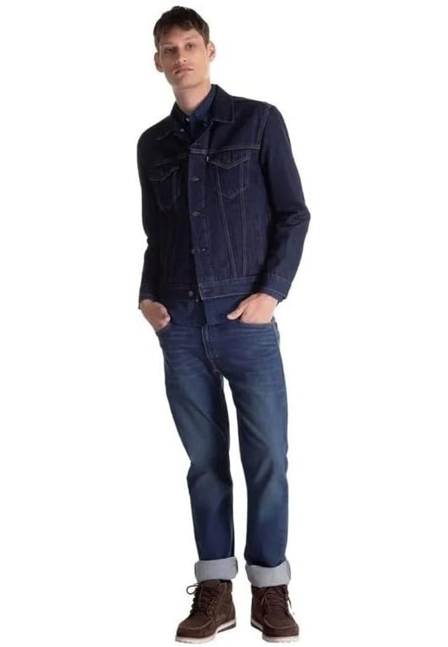 Чоловік у куртці Levi's Trucker Jacket Rinse Dark Wash з джинсами Levi's 550