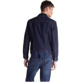 Чоловік у куртці Levi's Trucker Jacket Rinse Dark Wash з джинсами Levi's 550
