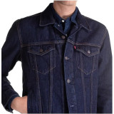 Чоловік у куртці Levi's Trucker Jacket Rinse Dark Wash з джинсами Levi's 550