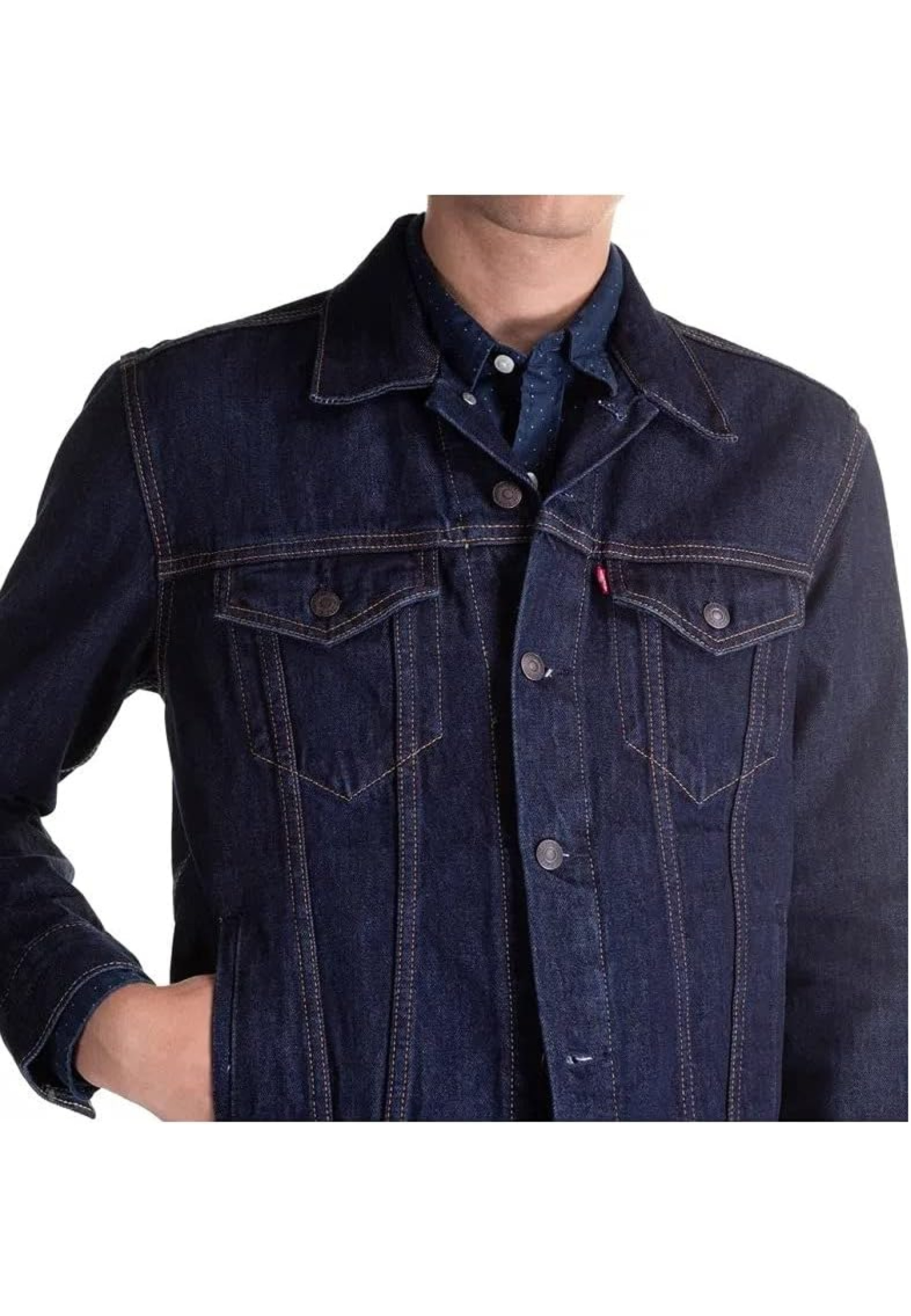Чоловік у куртці Levi's Trucker Jacket Rinse Dark Wash з джинсами Levi's 550