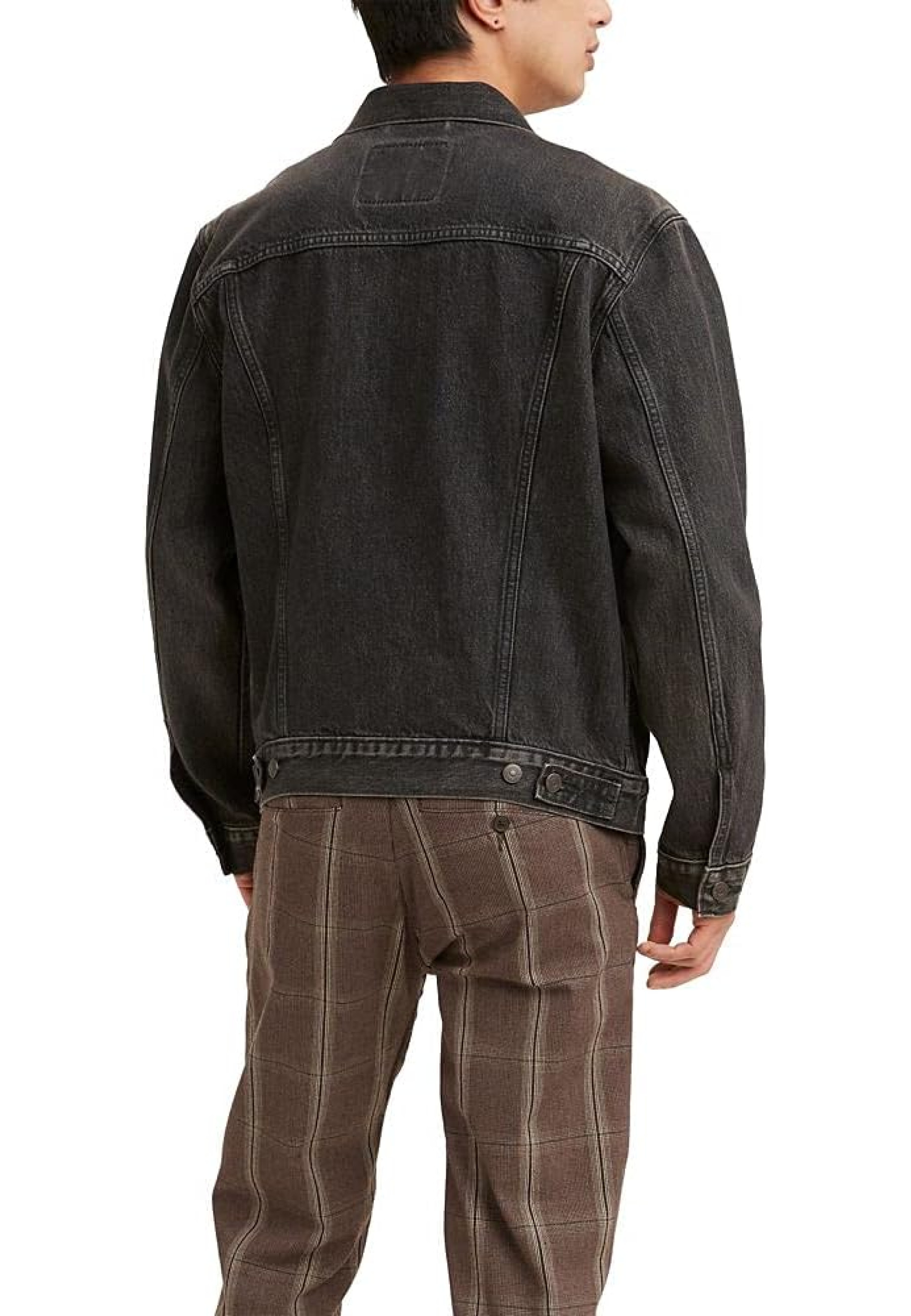 Образ з курткою Levi's Relaxed-Fit Trucker Jacket Black на міській прогулянці 2026