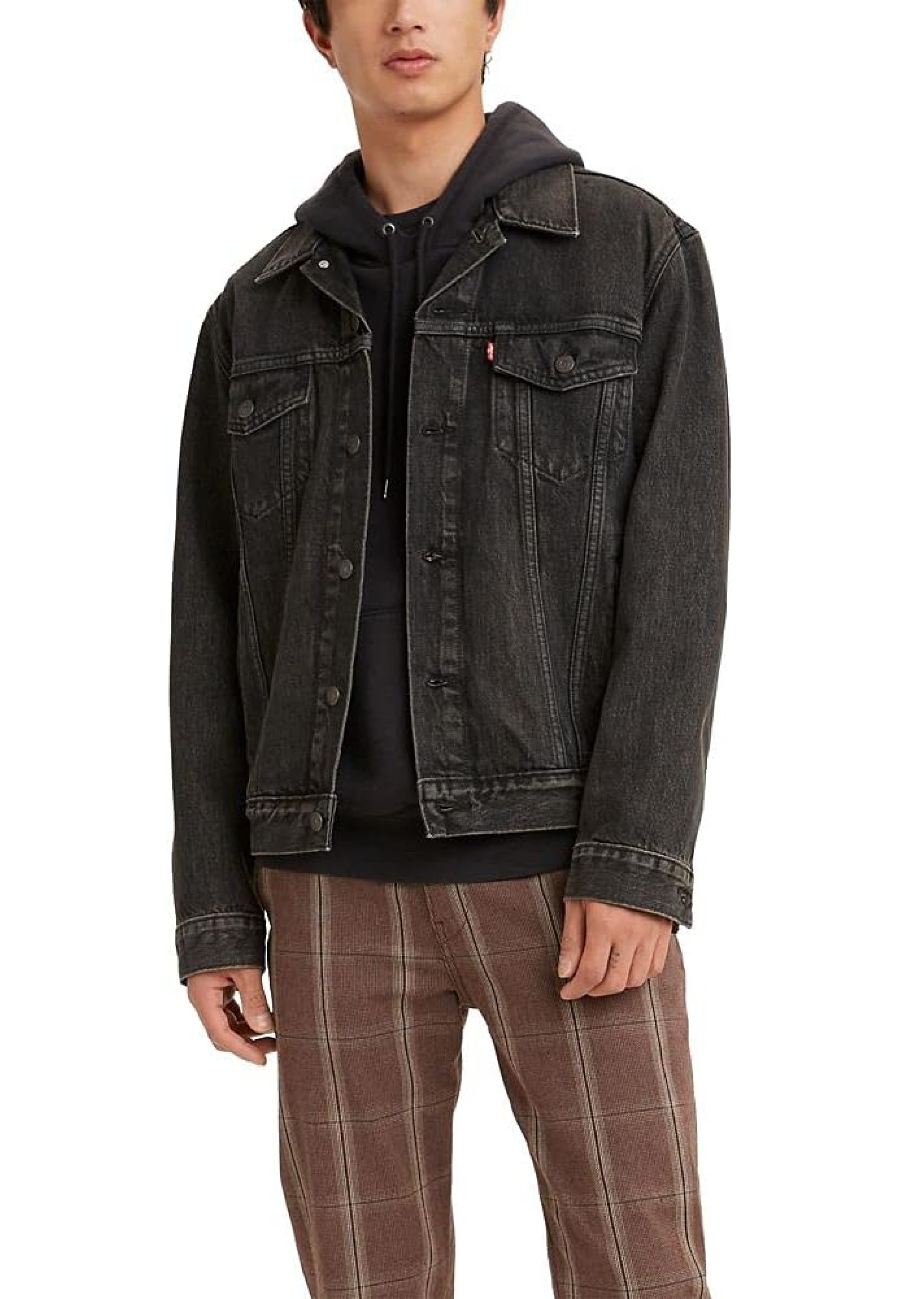 Образ з курткою Levi's Relaxed-Fit Trucker Jacket Black на міській прогулянці 2026