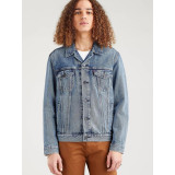 Чоловіча куртка Levi's Trucker Jacket Light Stonewash у міському образі з джинсами
