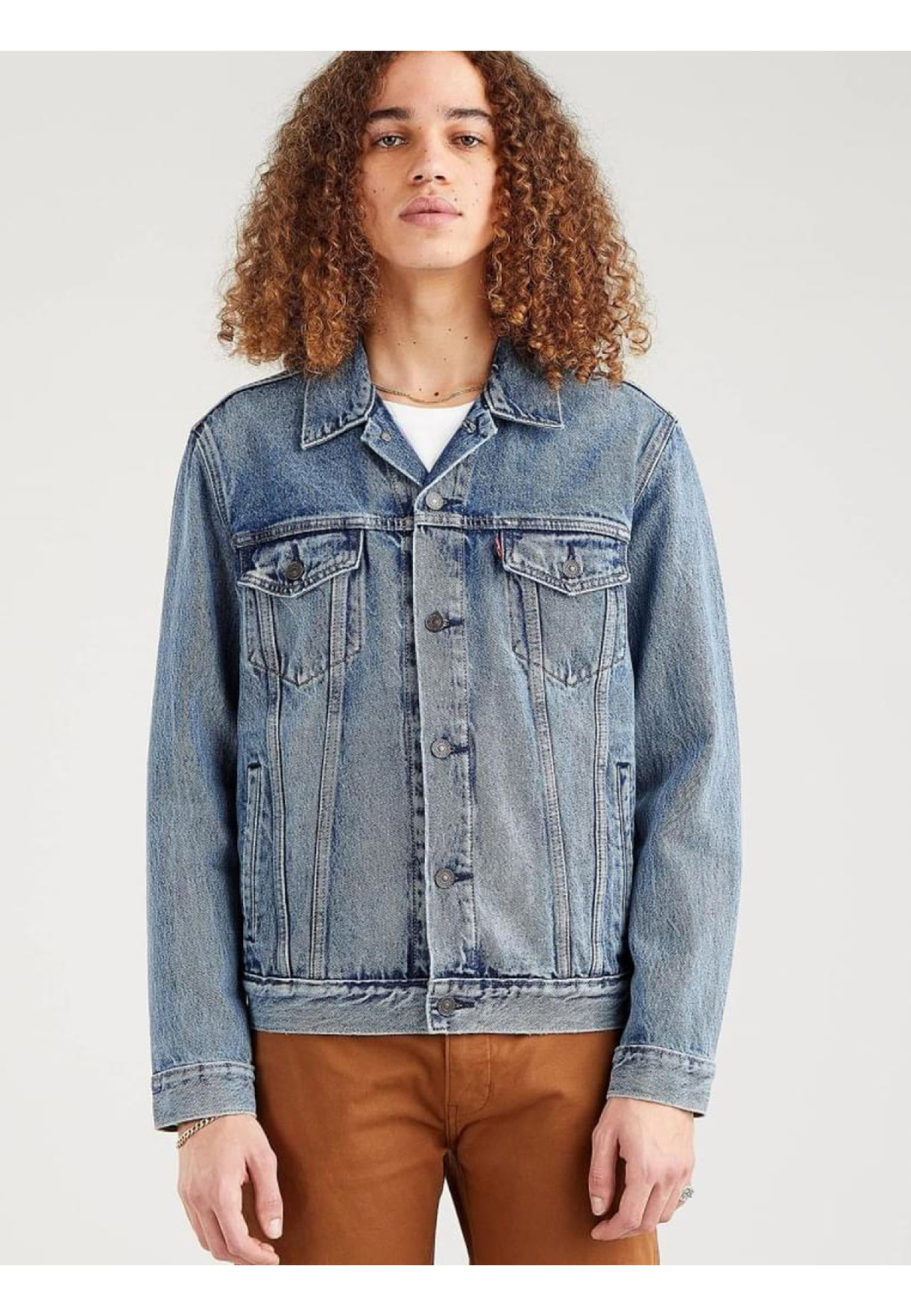 Чоловіча куртка Levi's Trucker Jacket Light Stonewash у міському образі з джинсами