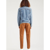 Чоловіча куртка Levi's Trucker Jacket Light Stonewash у міському образі з джинсами
