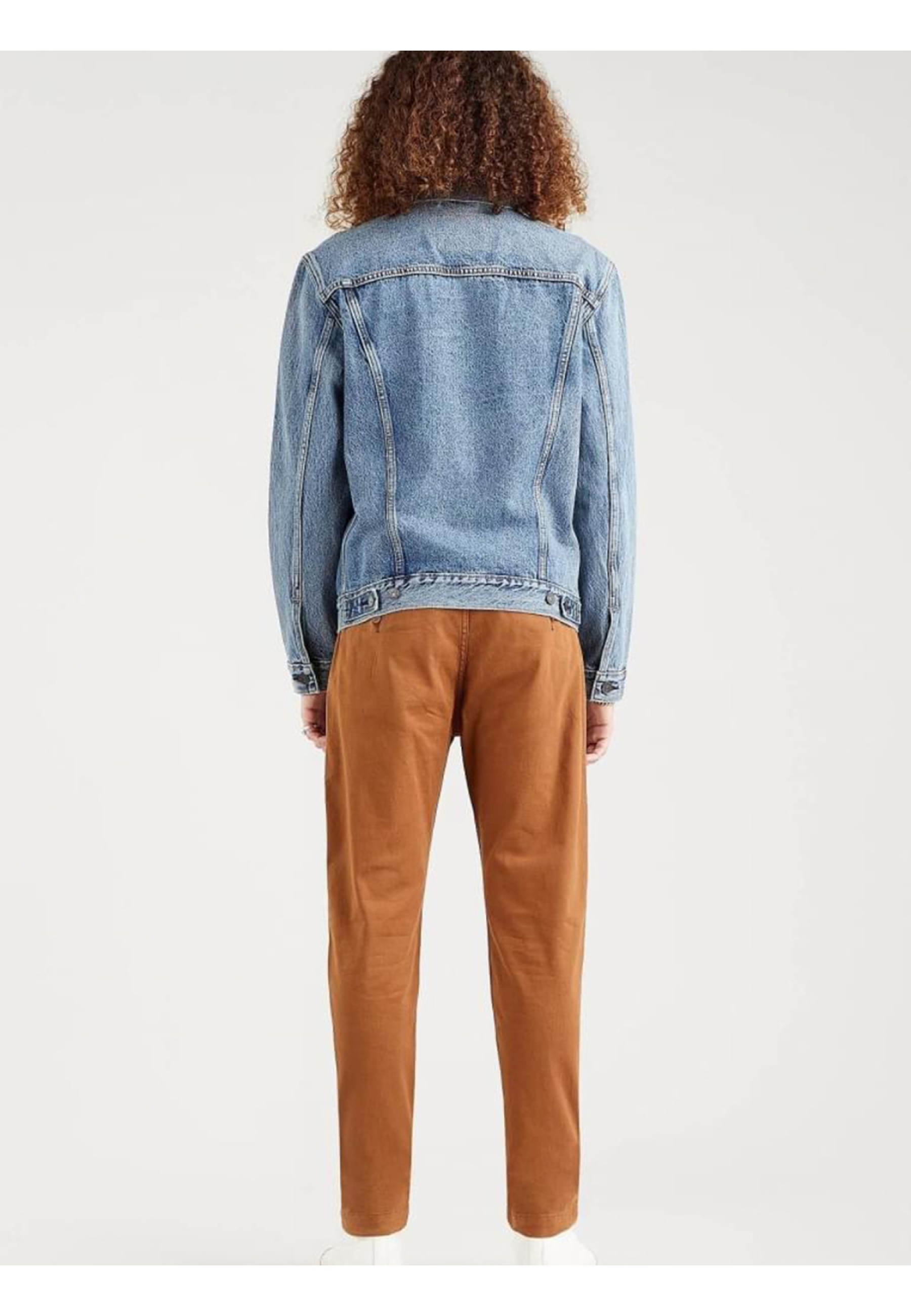 Чоловіча куртка Levi's Trucker Jacket Light Stonewash у міському образі з джинсами