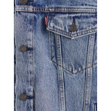 Чоловіча куртка Levi's Trucker Jacket Light Stonewash у міському образі з джинсами