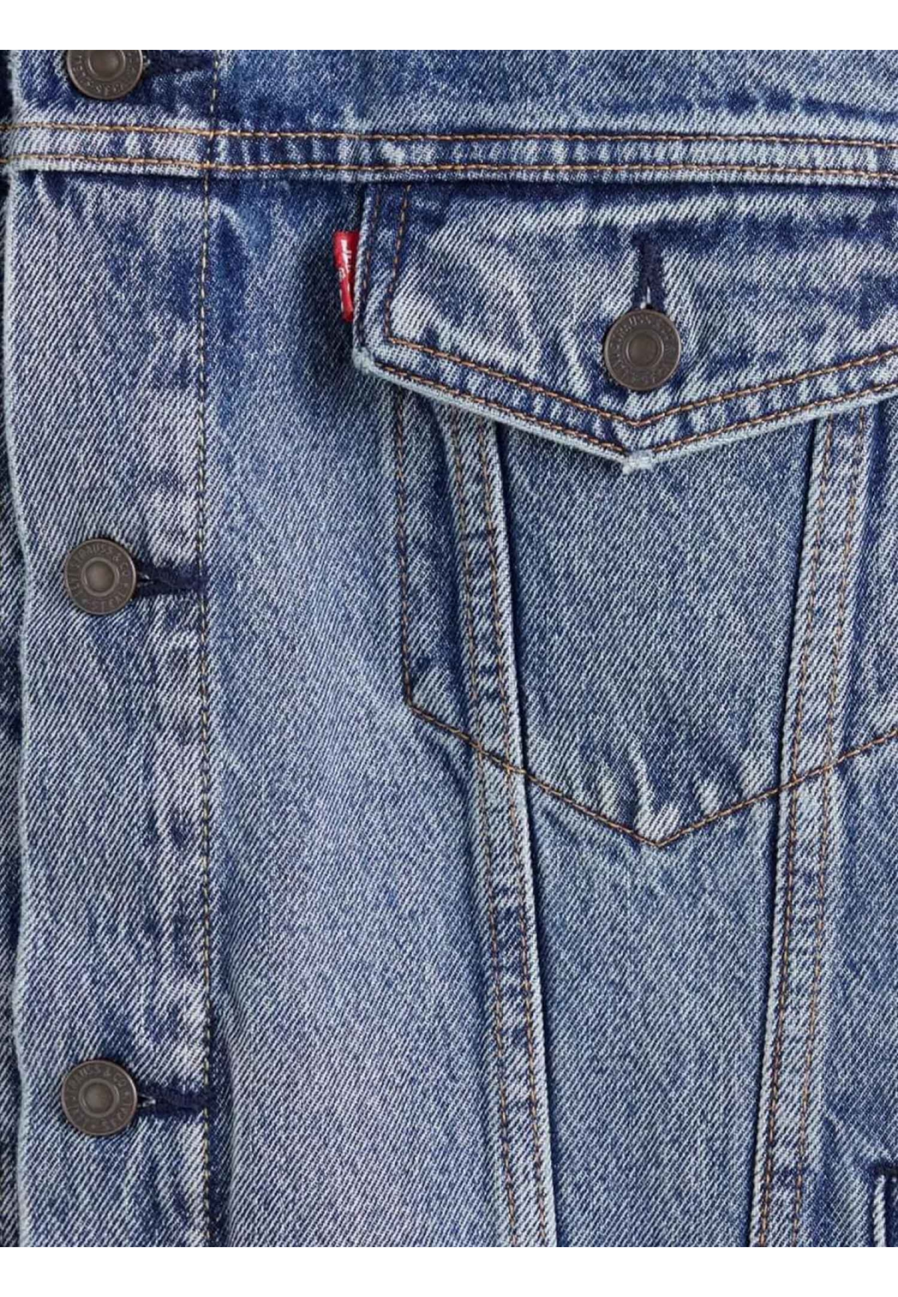 Чоловіча куртка Levi's Trucker Jacket Light Stonewash у міському образі з джинсами
