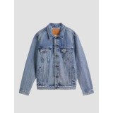 Чоловіча куртка Levi's Trucker Jacket Light Stonewash у міському образі з джинсами