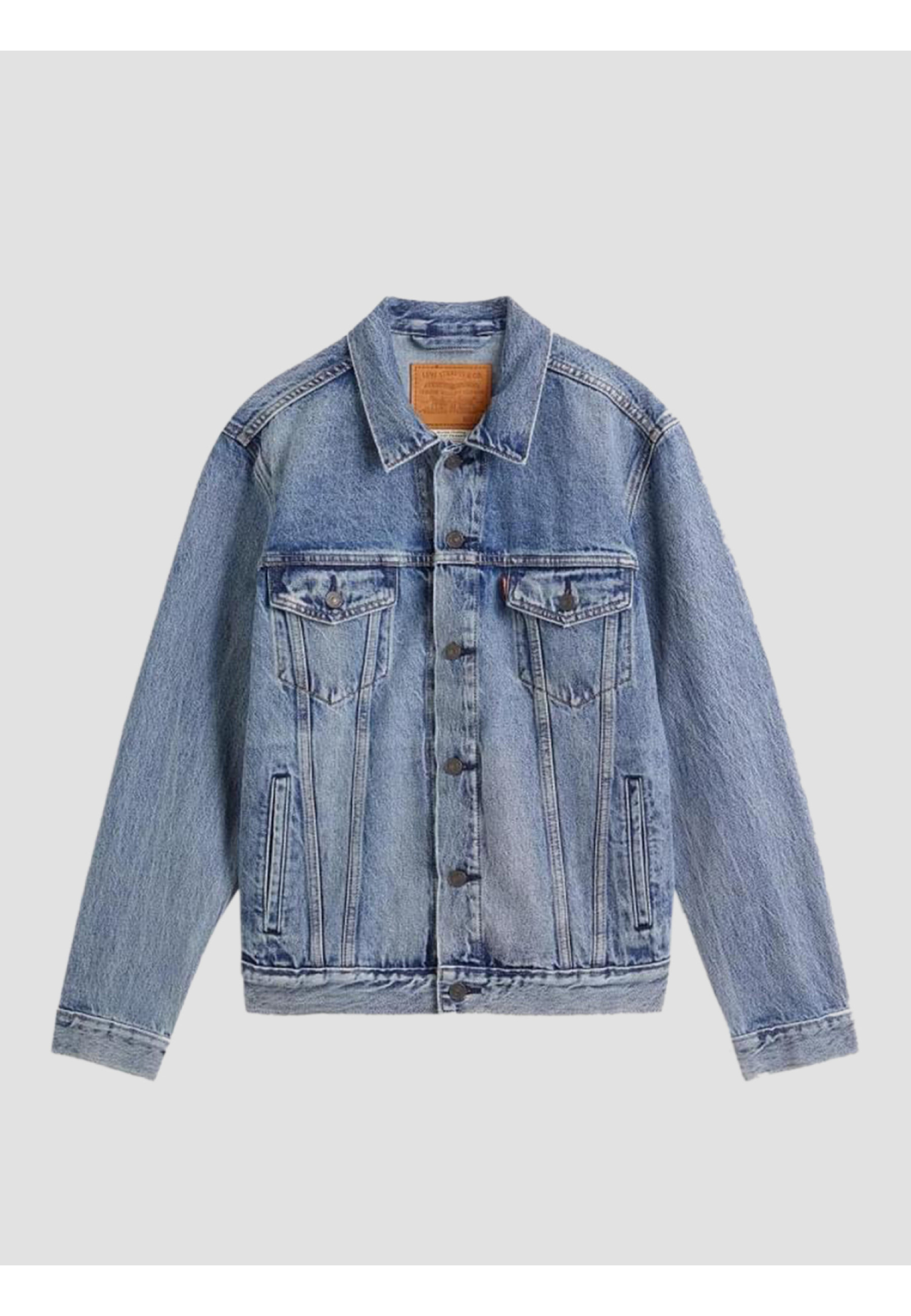 Чоловіча куртка Levi's Trucker Jacket Light Stonewash у міському образі з джинсами