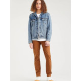 Чоловіча куртка Levi's Trucker Jacket Light Stonewash у міському образі з джинсами