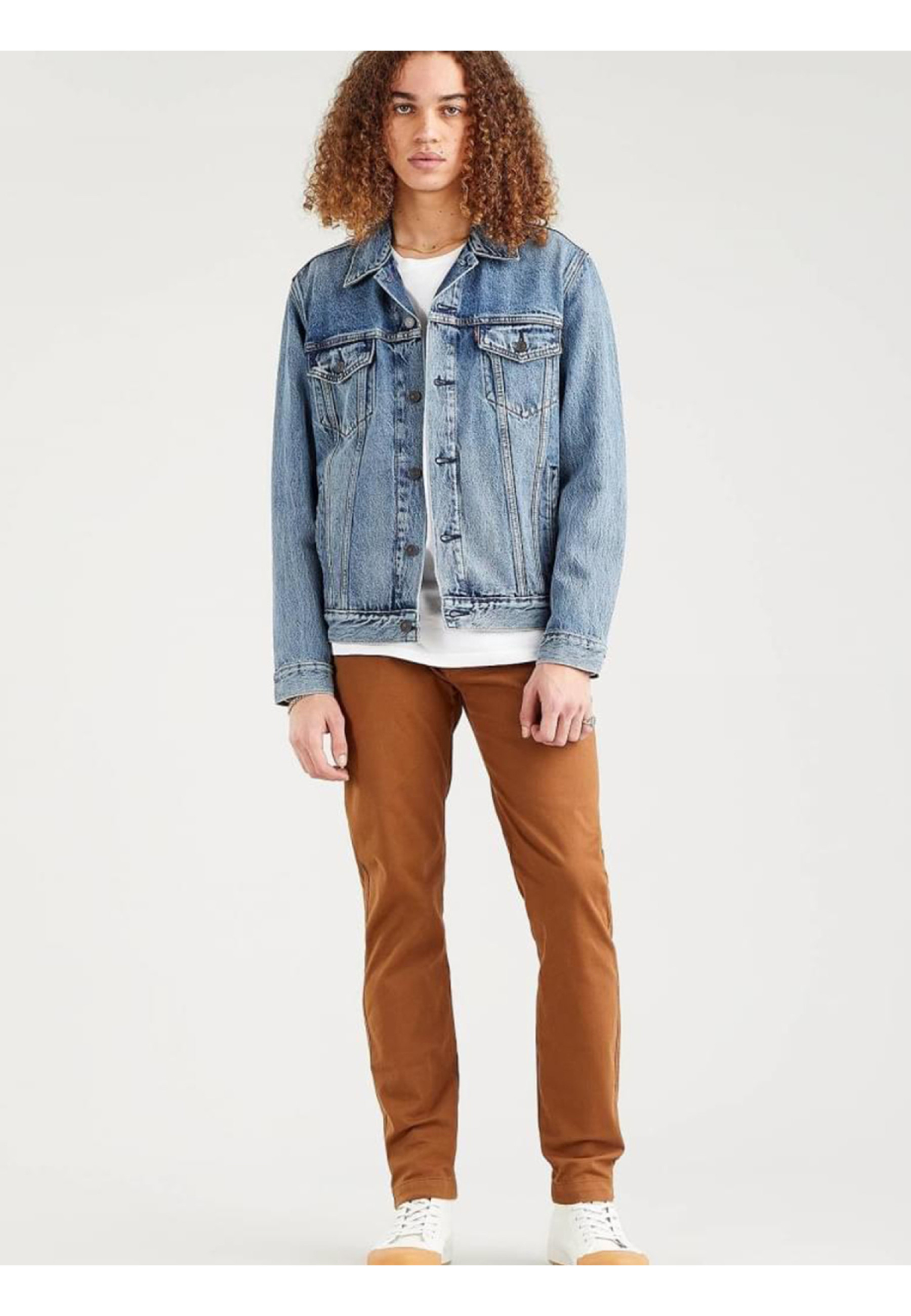 Чоловіча куртка Levi's Trucker Jacket Light Stonewash у міському образі з джинсами