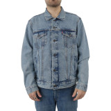 Чоловіча куртка Levi's Trucker Jacket Light Stonewash у міському образі з джинсами