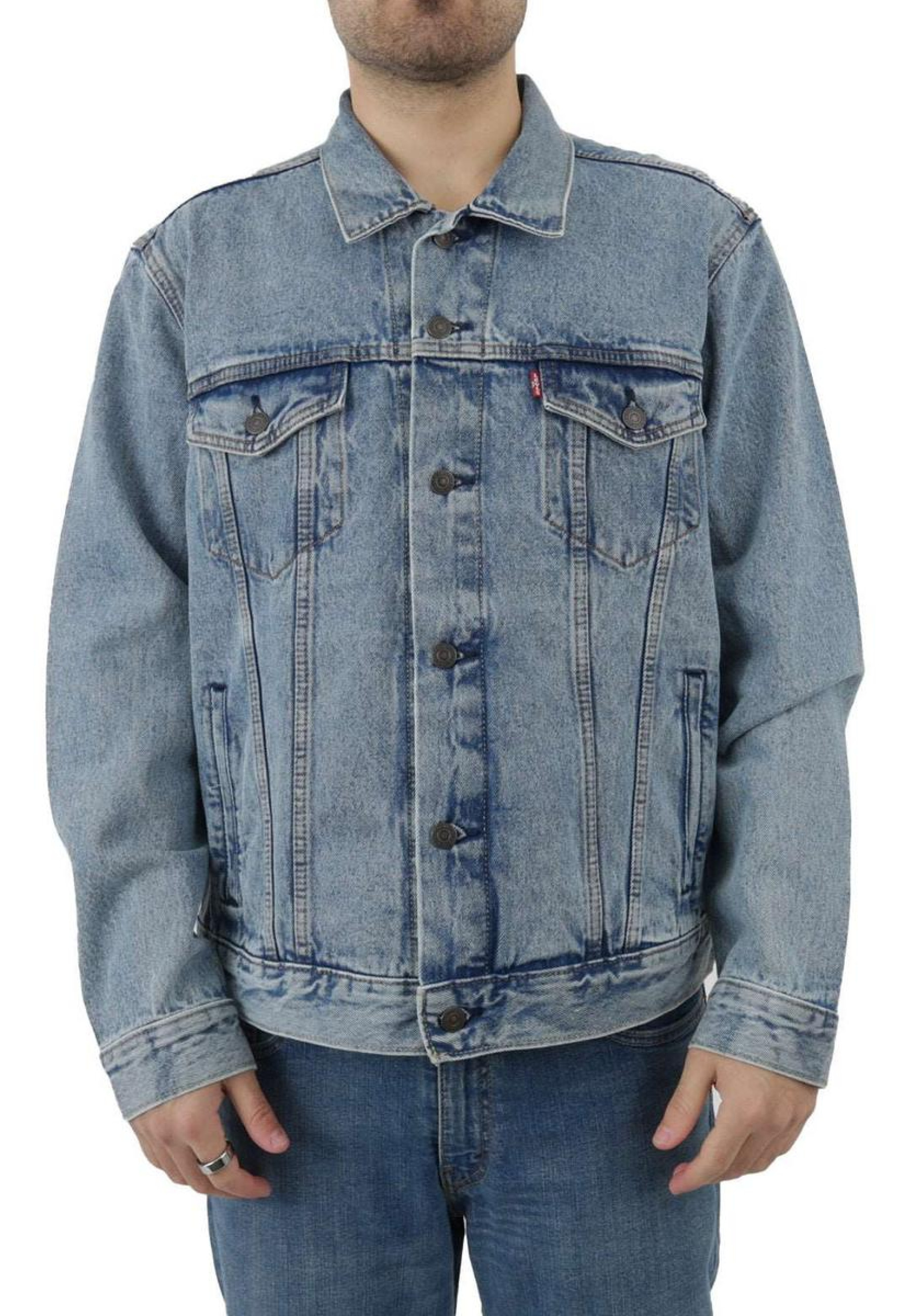 Чоловіча куртка Levi's Trucker Jacket Light Stonewash у міському образі з джинсами