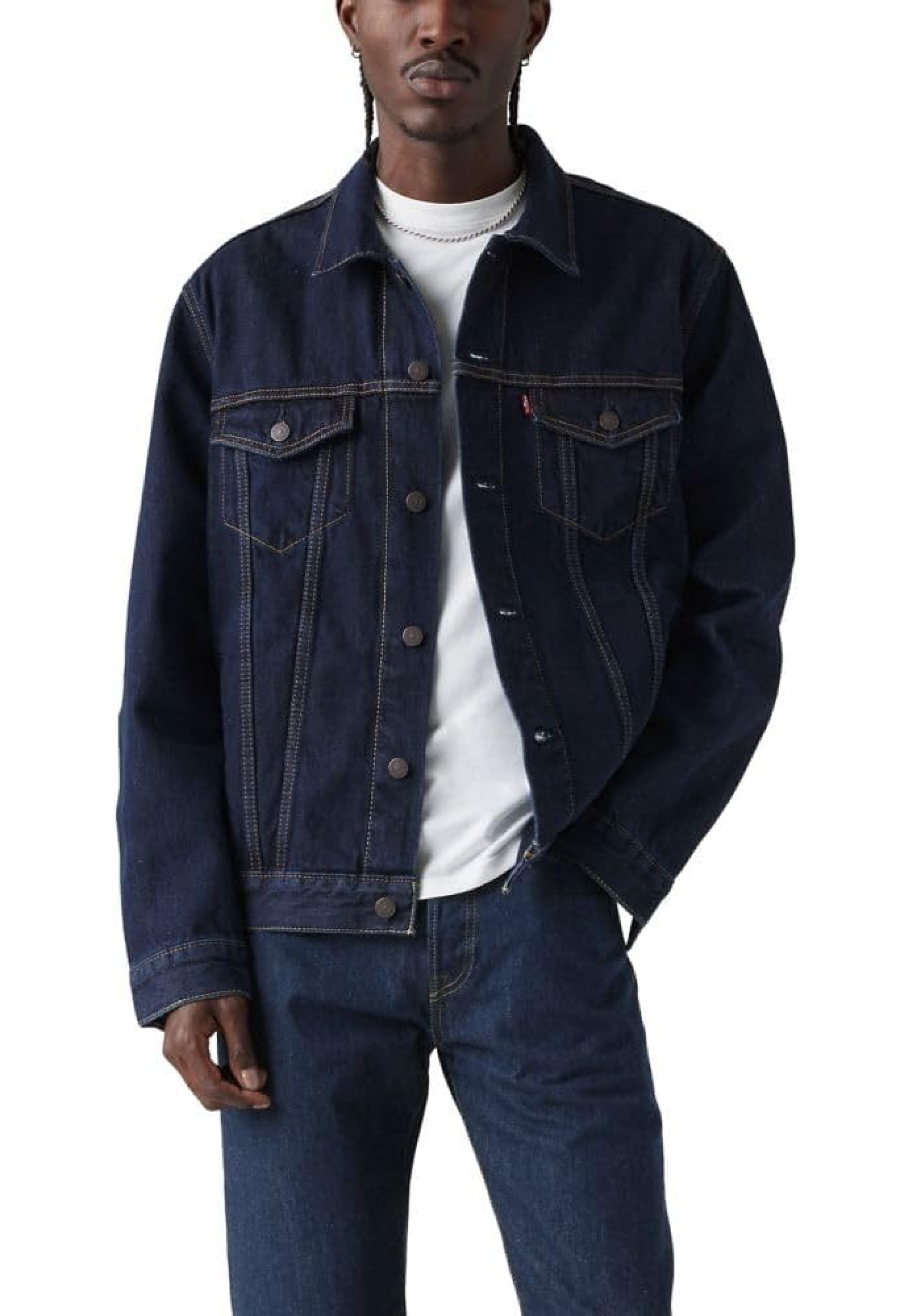 Чоловік у куртці Levi's Trucker Jacket Rinse Dark Wash з джинсами Levi's 550
